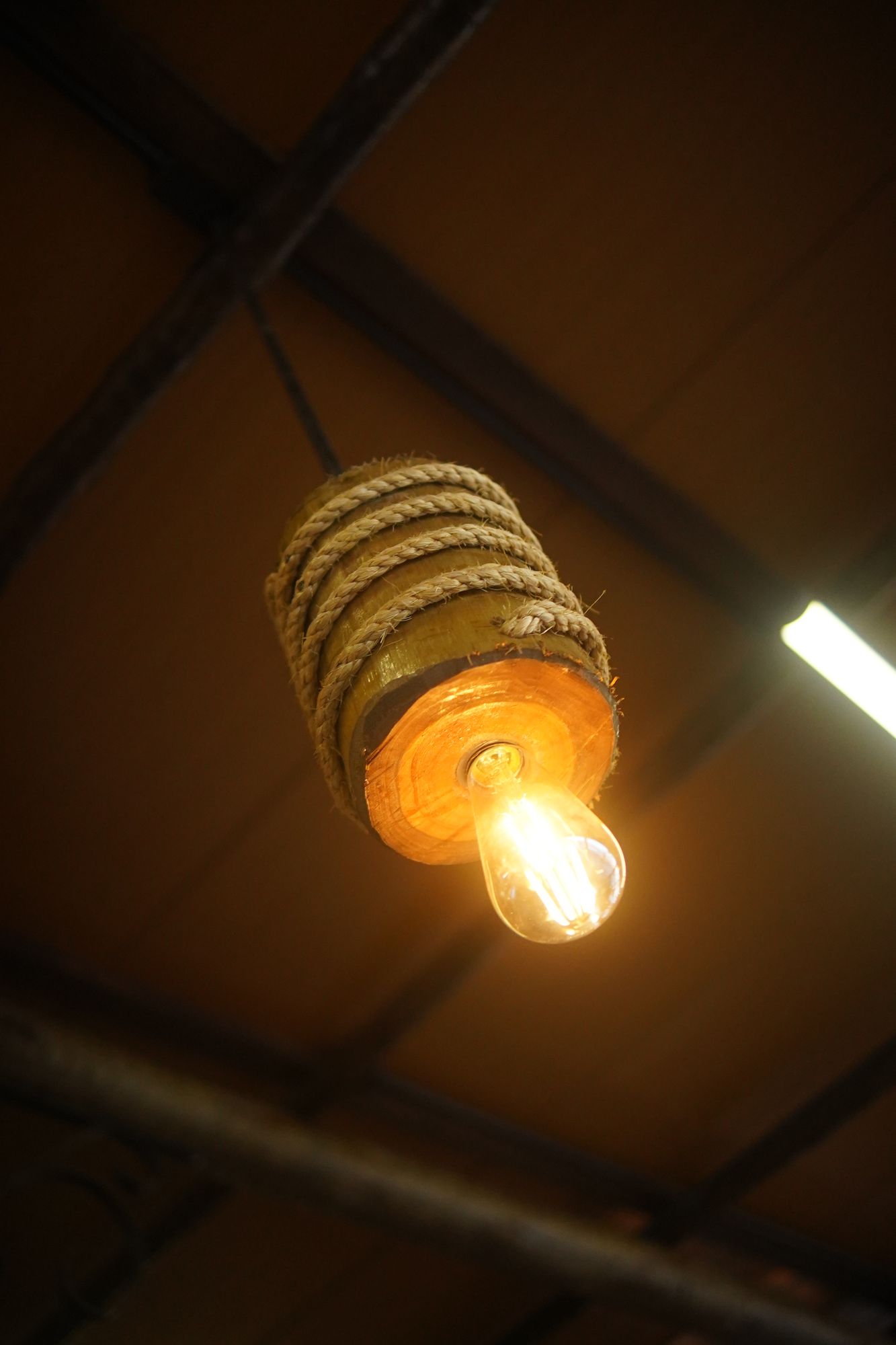 Luminária de corda com lâmpada de filamento acesa