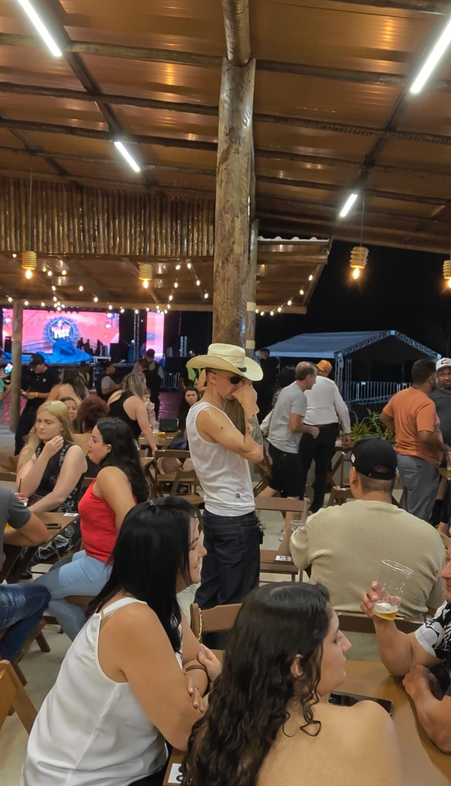 Música e gente reunida no Vila Bier à noite