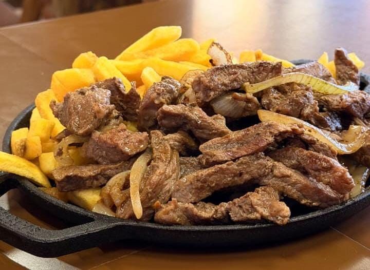 Contra Filé com Fritas ou Mandioquinha servido no Vila Bier